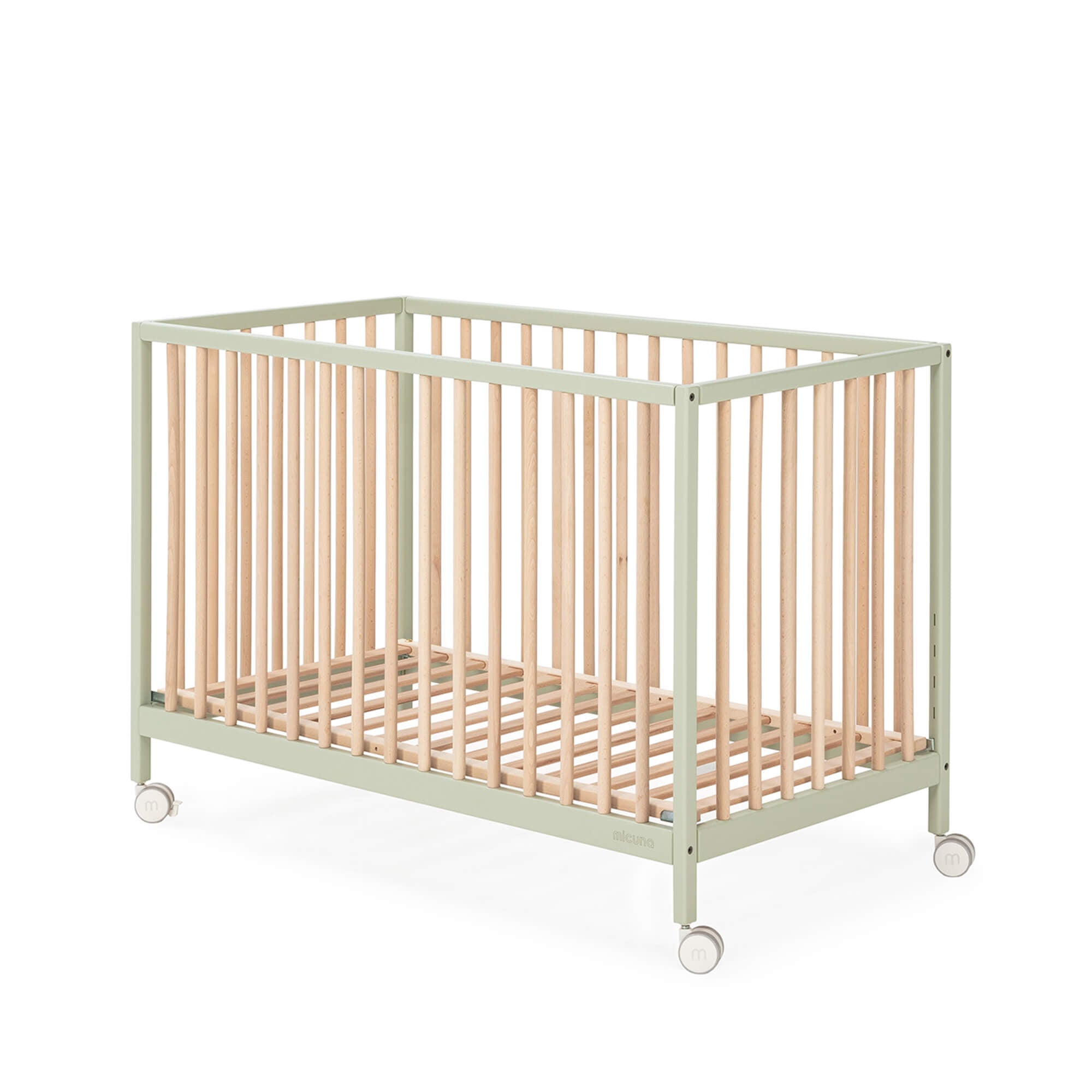 Berço Micuna Mountain 120x60 em verde menta e madeira natural, com design de dois tons.