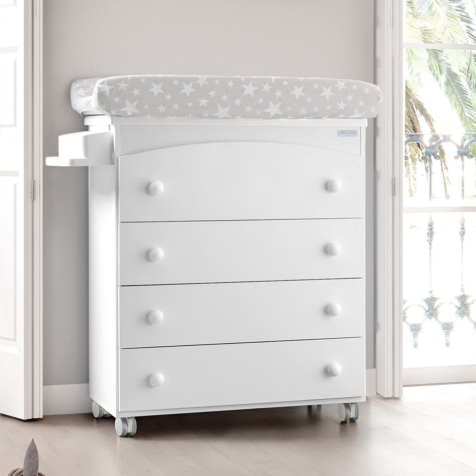 Móvel Micuna branco com banheira e muda-fraldas, padrão estrelas cinza, em ambiente de quarto claro e luminoso.