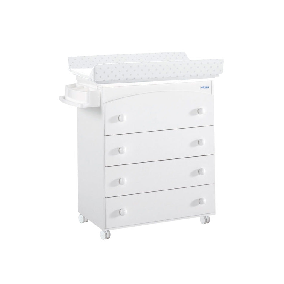 Móvel Micuna branco com banheira e muda-fraldas, padrão estrelas cinza, isolado em fundo branco.