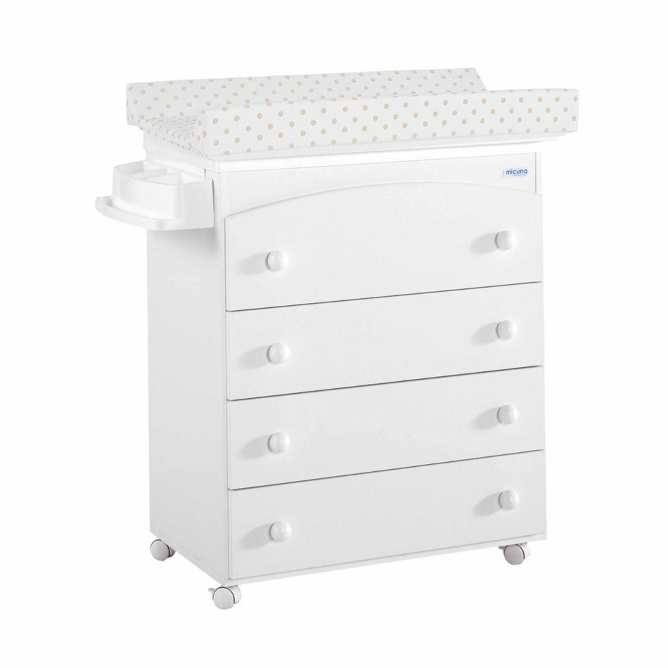 Móvel Micuna branco com banheira e muda-fraldas, padrão lunares bege, isolado em fundo branco.