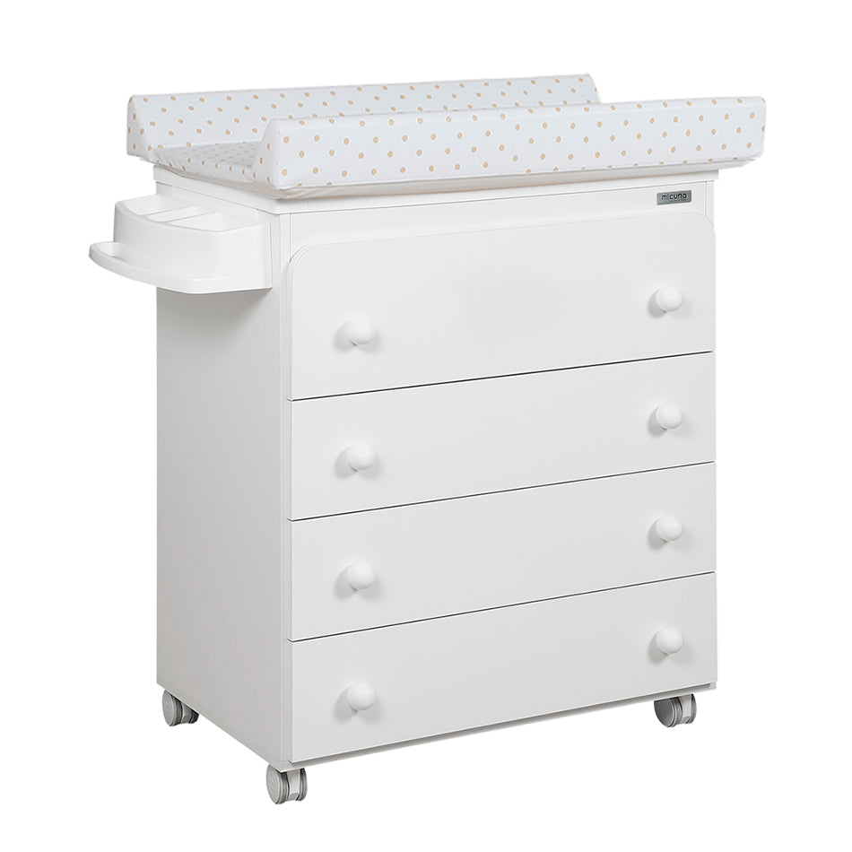 Móvel Micuna branco com 4 gavetas, rodas e tabuleiro muda-fraldas com padrão de bolinhas bege.