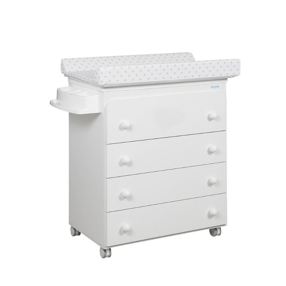 Móvel muda-fraldas Micuna totalmente branco, com 4 gavetas e tabuleiro com padrão de estrelas cinzentas.