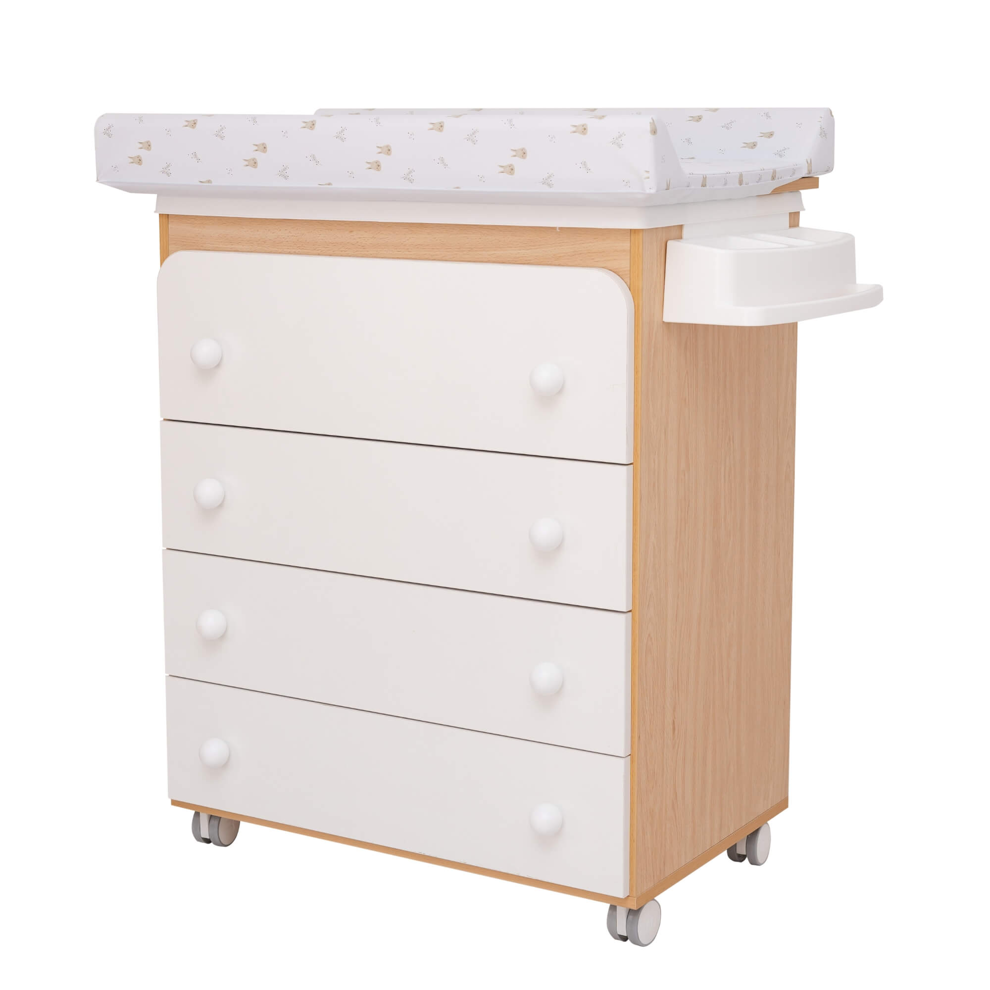 Móvel Micuna com laterais em madeira clara, 4 gavetas brancas e muda-fraldas com padrão de coelhos/coroas.