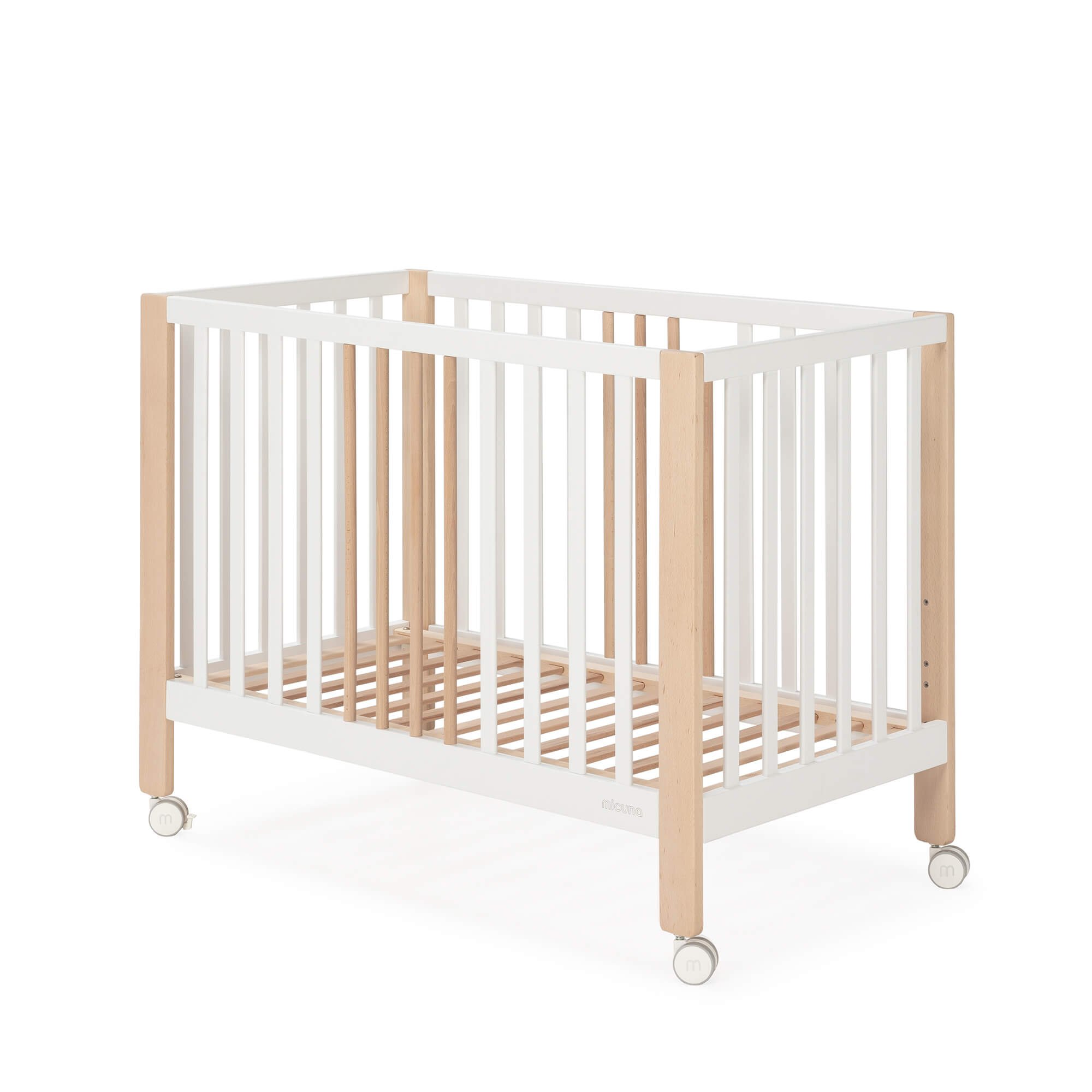 Berço Micuna Nayra de 120 x 60 em branco e madeira, com rodas, isolado em fundo branco.