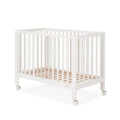 Berço Micuna Nayra de 120 x 60 totalmente branco, com rodas, isolado em fundo branco.