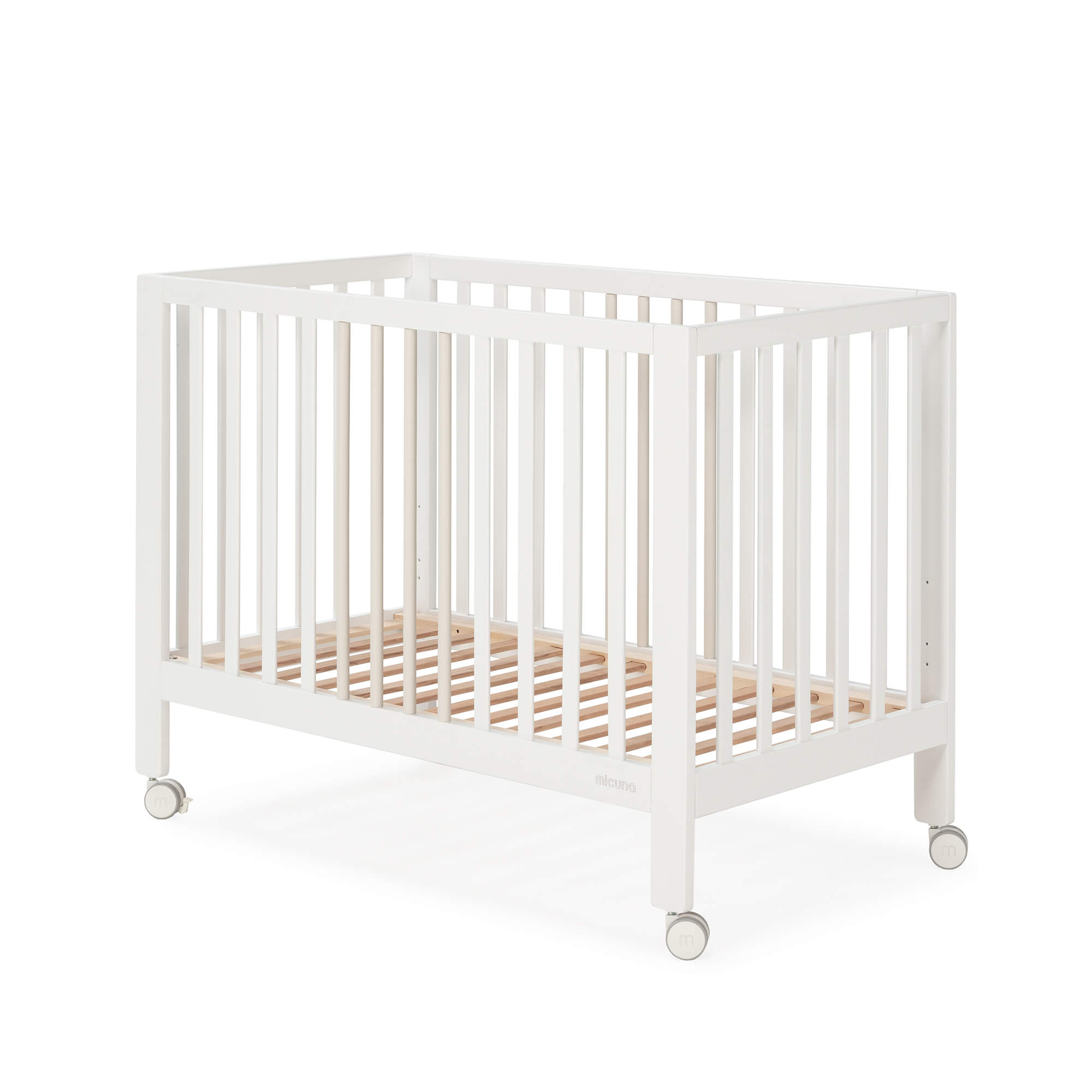 Berço Micuna Nayra de 120 x 60 totalmente branco, com rodas, isolado em fundo branco.
