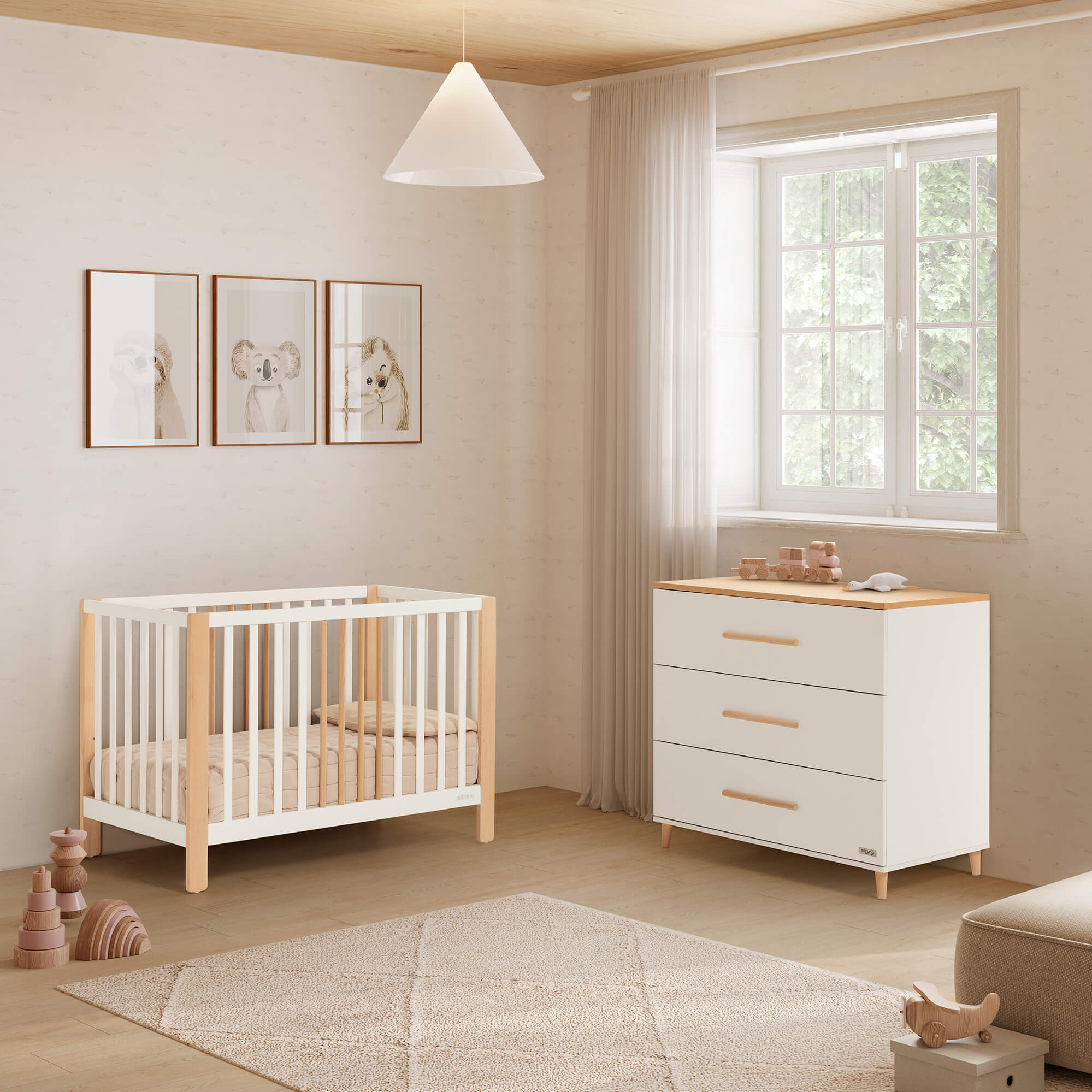 Berço Micuna Nayra de 120 x 60 em branco e madeira, num quarto infantil com cómoda e decoração neutra.