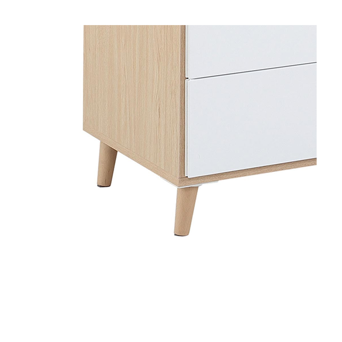 Detalhe da base de uma cómoda Micuna em madeira clara com um pé de conversão branco, mostrando a integração do acessório.