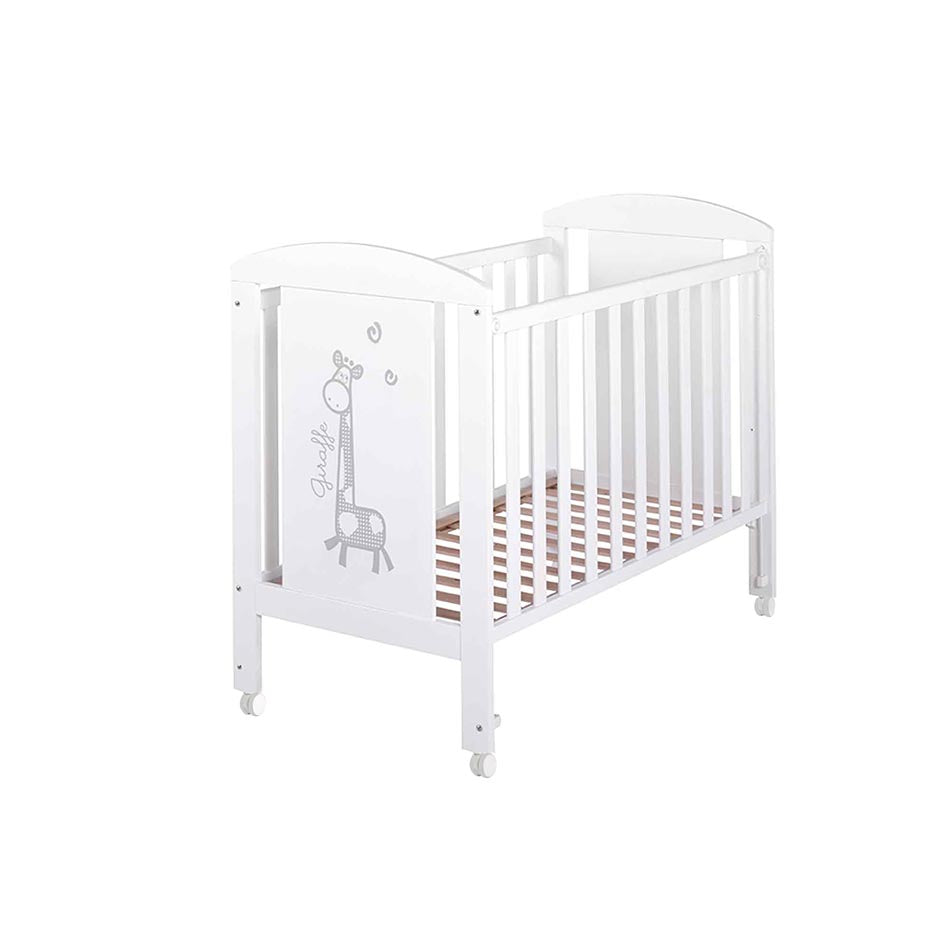 Berço Micuna Sabana 120x60 branco com girafa, num quarto de bebé com cômoda e decoração de selva.