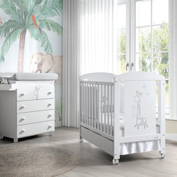 Berço Micuna Sabana 120x60 branco com girafa, num quarto de bebé com cômoda e decoração de selva.