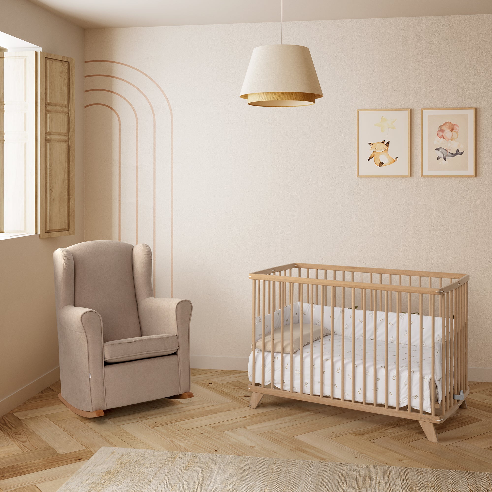 Berço Micuna Simona 120x60 em madeira natural num quarto de bebé acolhedor com poltrona e decoração em tons neutros.