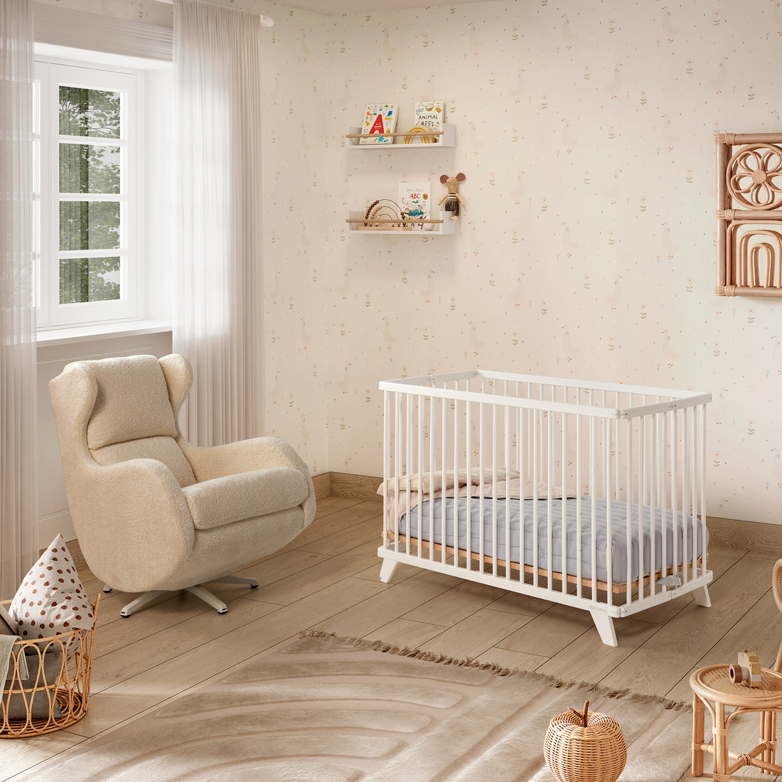 Berço Micuna Simona 120x60 branco num quarto de bebé moderno com poltrona, janela e decoração suave.