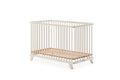 Berço Micuna Simona 120x60 branco com grades verticais e sommier de madeira, isolado em fundo branco.