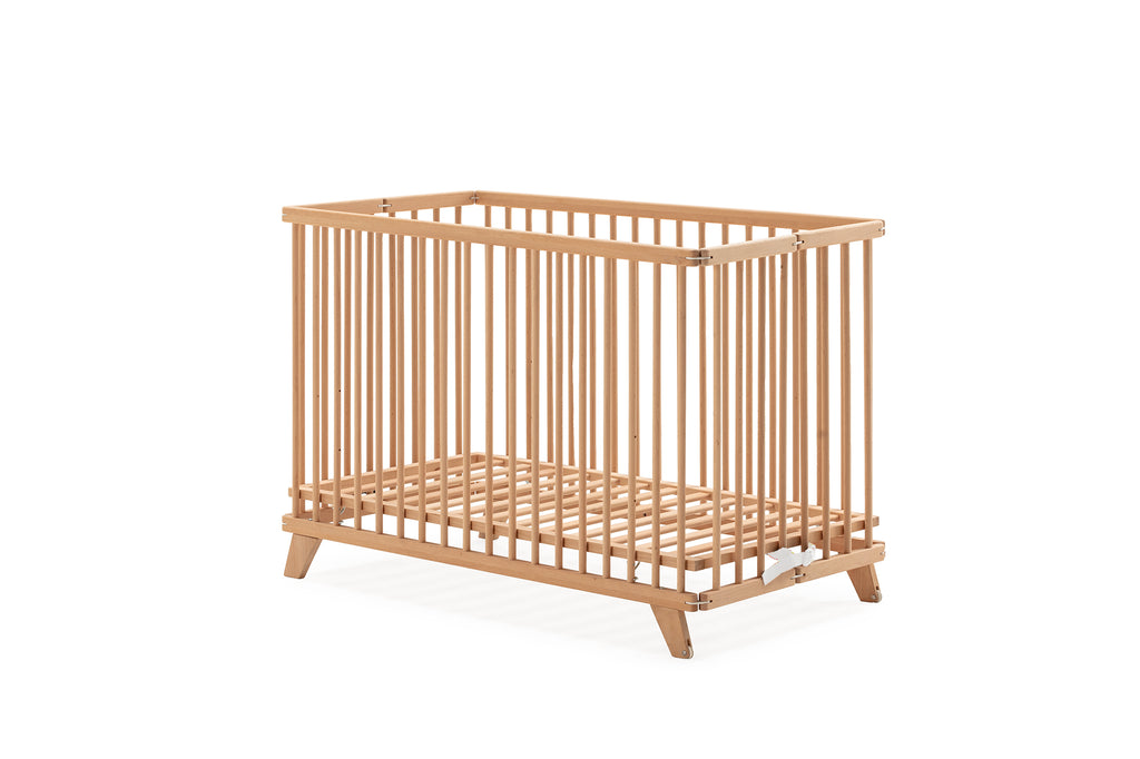Berço Micuna Simona 120x60 em madeira natural com grades e sommier, isolado em fundo branco.