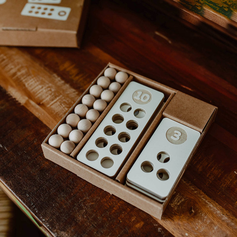 Conjunto Milin Números para Aprender a Contar + Braille na caixa, mostrando blocos com números 3 e 10 e as bolas.