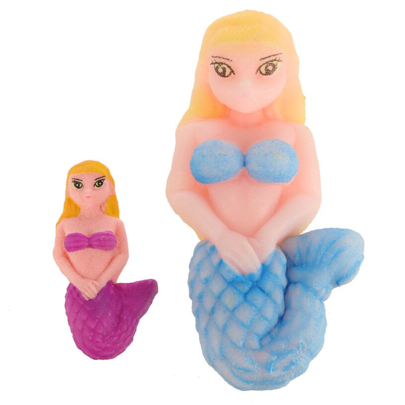 Duas mini sereias, uma maior e uma menor, em tons de roxo e azul. Detalhe das expressões faciais e caudas.