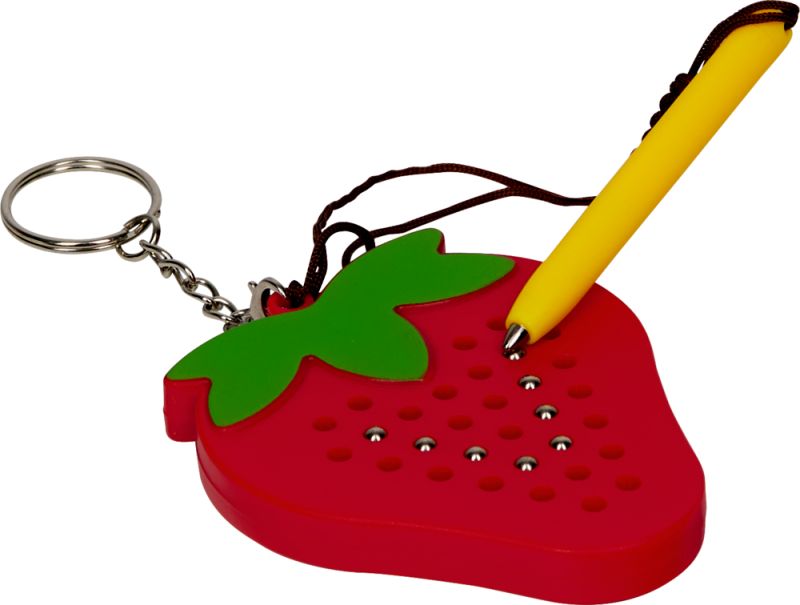 Detalhe da mini tábua de desenho magnética em formato de morango com estilete magnético