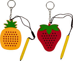 Duas mini tábuas de desenho magnéticas em formato de ananás e morango com estiletes amarelos