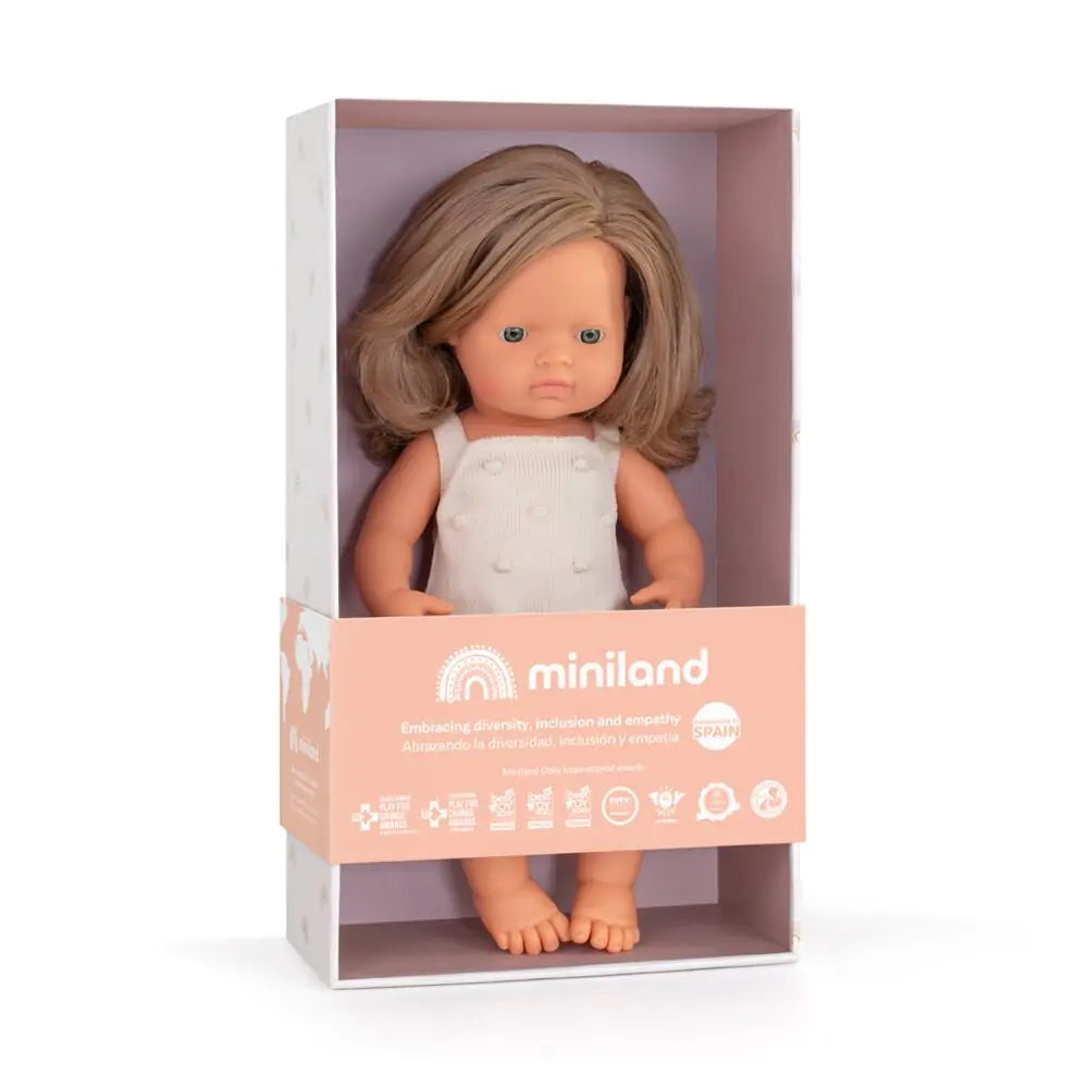 Boneca Miniland loira de 38cm dentro da sua embalagem de cartão, com o logótipo e mensagem sobre diversidade.
