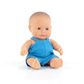 Miniland Boneca Caucasiana de 21cm, sentada, com olhos azuis e vestida com macacão azul de vinil macio.