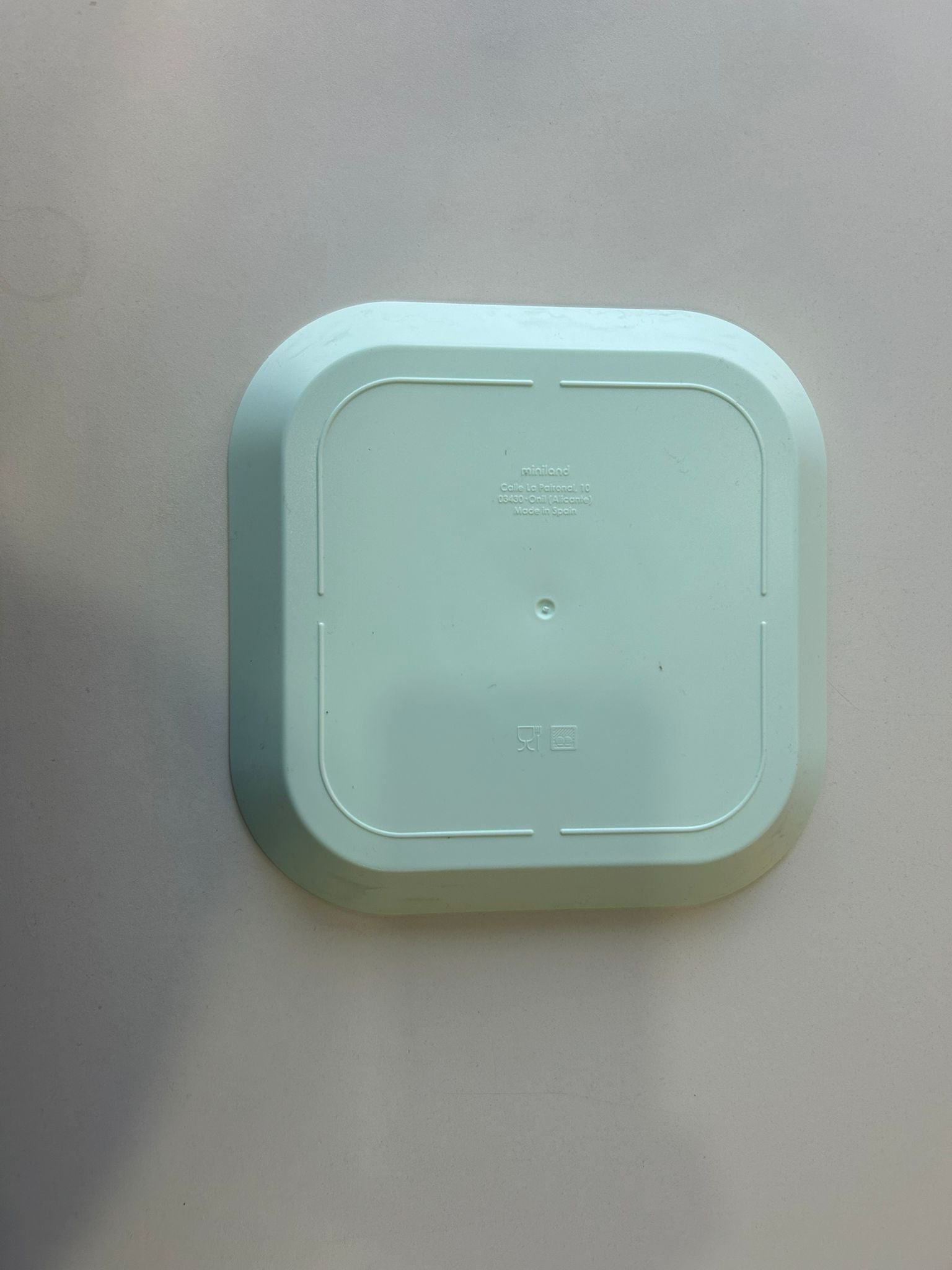 Verso do prato Miniland Raposa verde-água, mostrando informações de fabrico e certificação de grau alimentar.