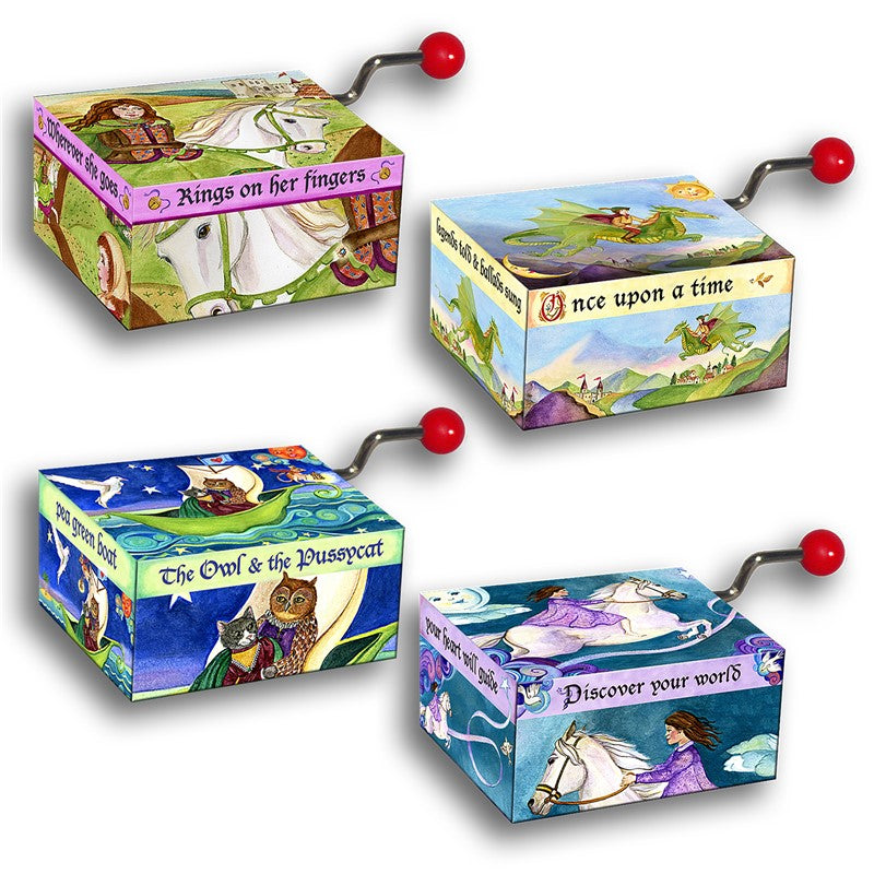 Caixa de música Minimusics Lendas com quatro designs diferentes, mostrando ilustrações de contos de fadas clássicos. Um presente encantador para crianças e adultos.