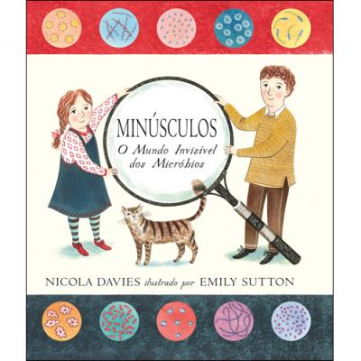 Ilustração de capa do livro "Minúsculos: O Mundo Invisível dos Micróbios", mostrando duas crianças e um gato observando micróbios através de uma lupa gigante.