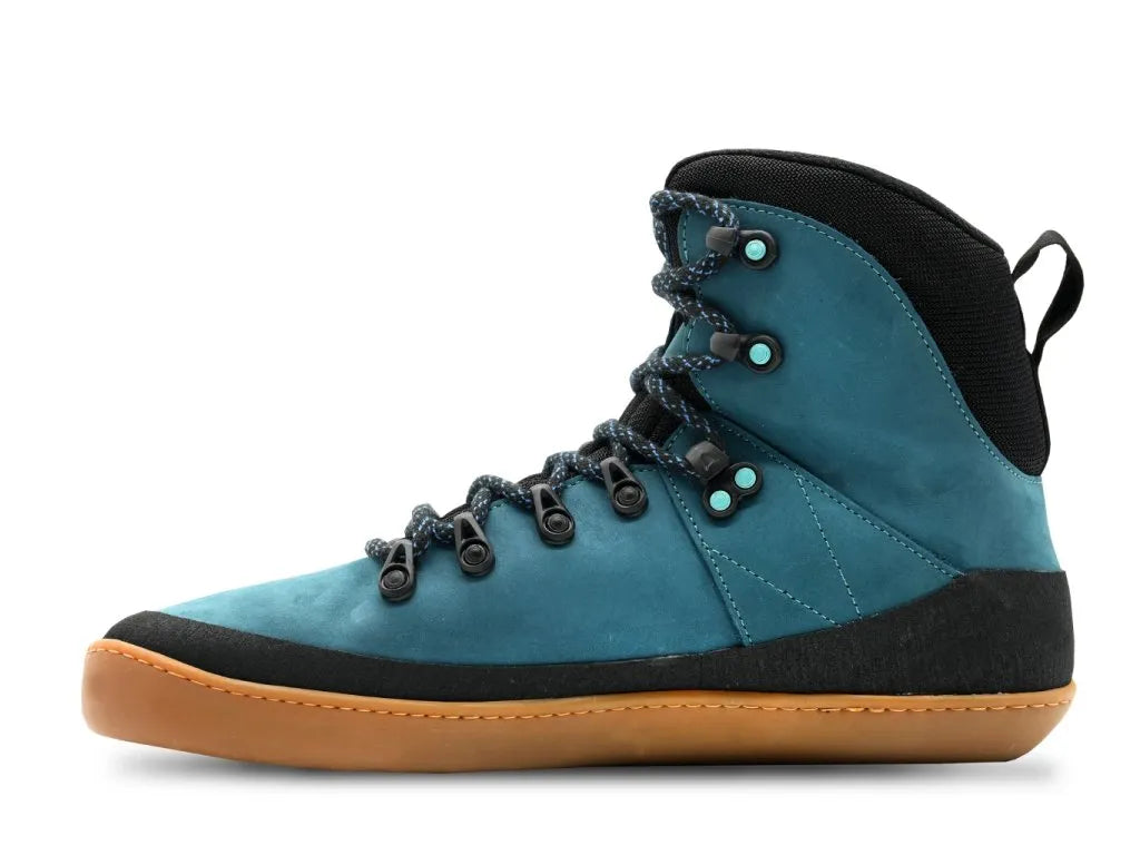 Perfil das botas barefoot MITU femininas em azul petróleo, com design robusto e confortável para aventuras ao ar livre.

