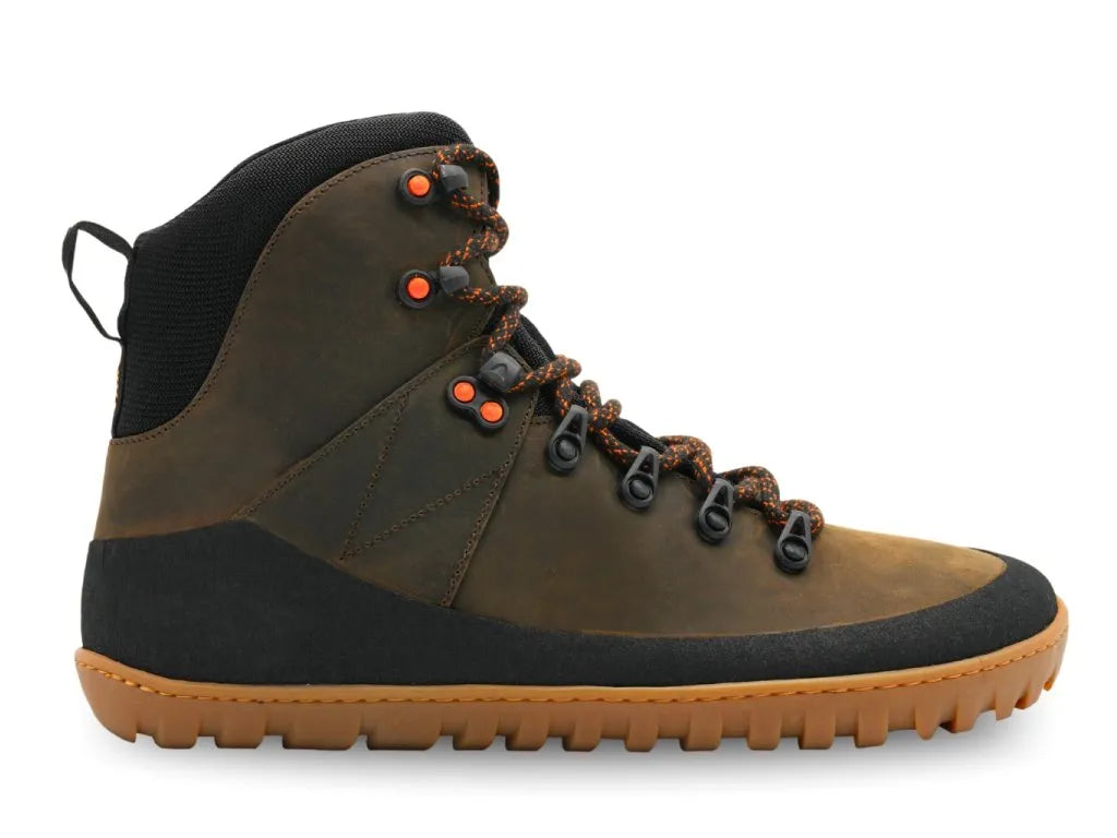 Botas barefoot MITU castanhas, design robusto para trekking com proteção reforçada e sola aderente.

