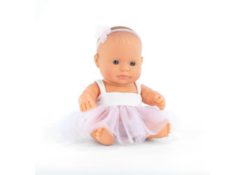 Miniland Boneca Caucasiana de 21cm sentada, vestida com um tutu rosa e uma bandolete, sobre fundo branco.