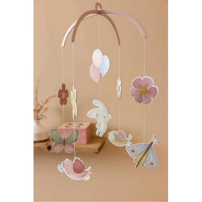 Móbile de berço Little Dutch com figuras de cartão em tons pastel de flores, borboletas e um coelho, pendurado sobre um fundo neutro.