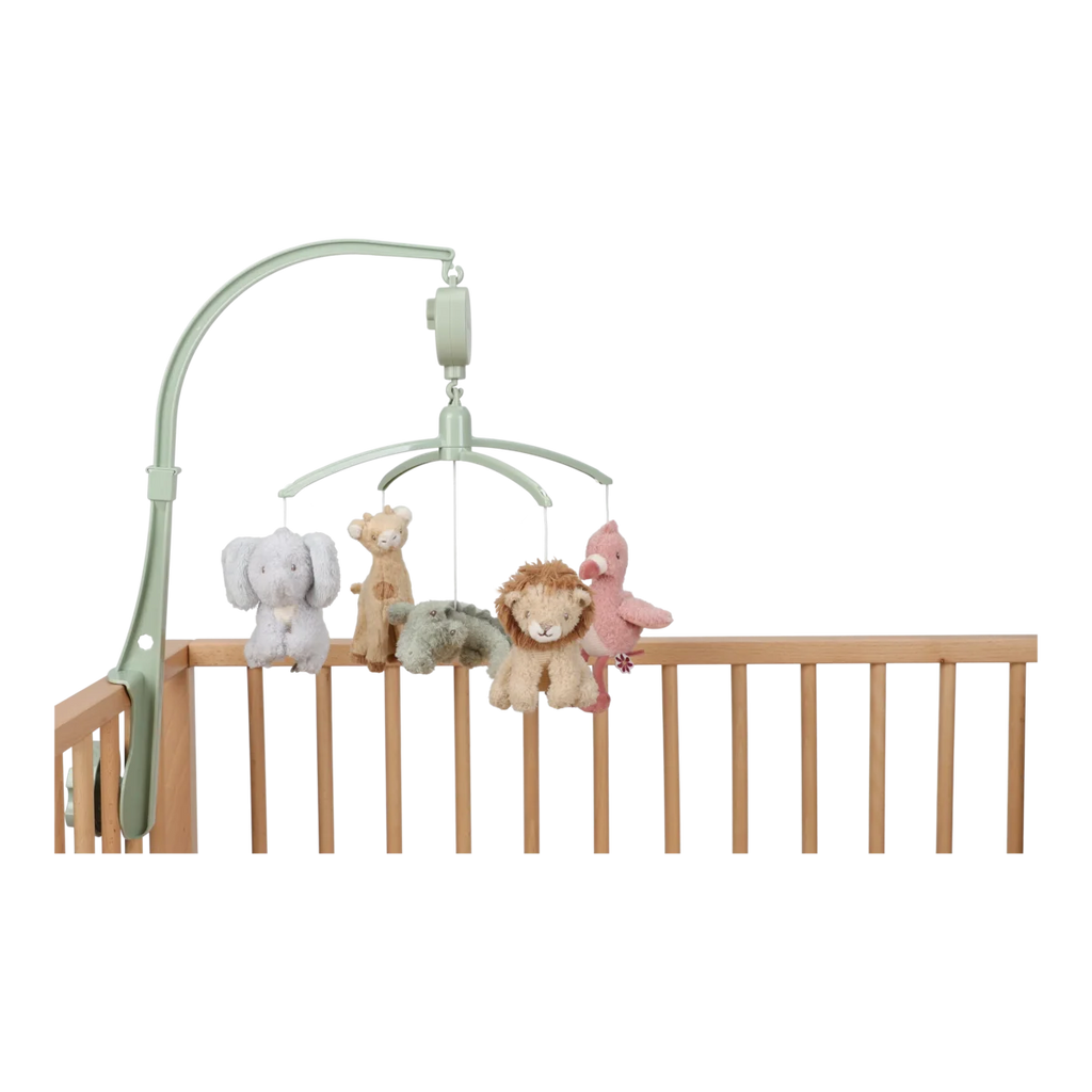 Mobile musical Little Dutch Safari Friends com animais de peluche em tons verdes.