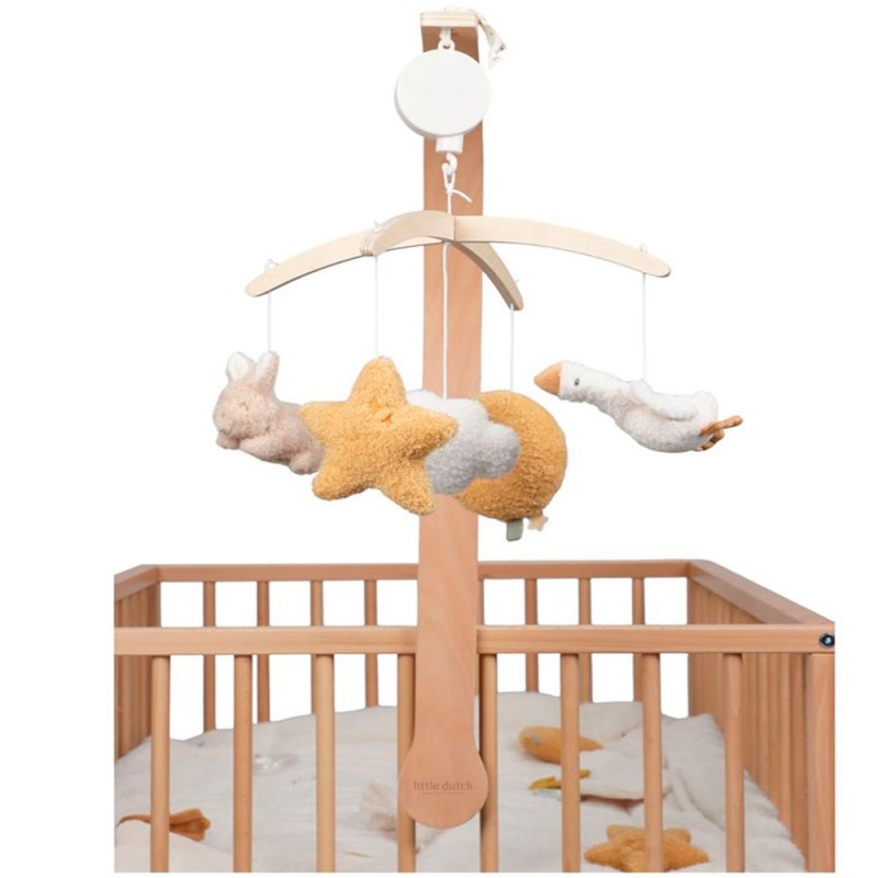 Móbile musical Little Dutch em madeira, mostrado fixo a um berço, com os pendentes de peluche visíveis contra um fundo branco.