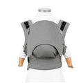 Mochila Fidella Fusion Evolutiva BabySize Chevron Light Gray vista de frente, com design compacto e alças acolchoadas.