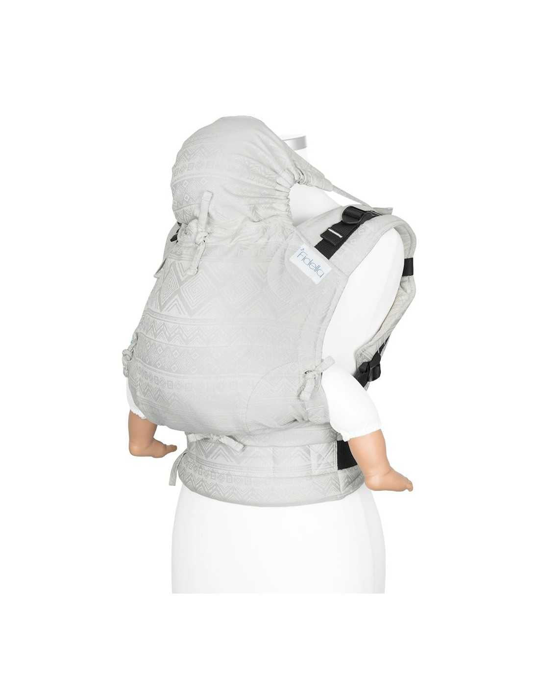 Mochila Fidella Fusion Evolutiva BabySize Cubic Lines Pale Grey vista de frente em manequim branco.