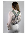 Vista traseira das alças ergonómicas cruzadas da mochila Isara ELITE Ajustável Sage Green Linen, mostrando o sistema de ajuste.