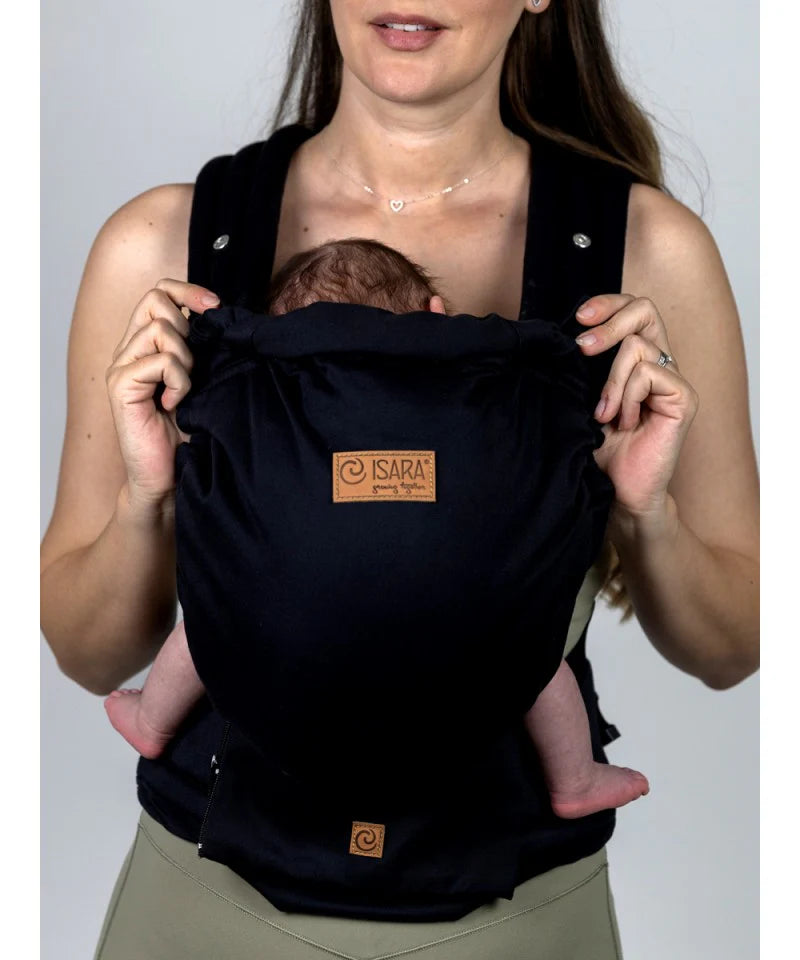 Uma mulher segurando a mochila Isara Elite Noire aberta, mostrando o interior e o ajuste.