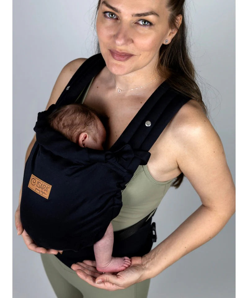 Vista superior da mochila Isara Elite Noire com uma mulher a carregar um bebé recém-nascido.