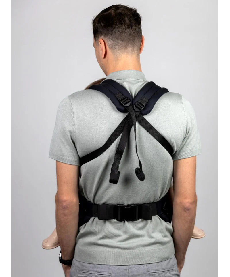 Vista posterior da mochila Isara Elite Noire a ser usada por um homem, mostrando as alças e o cinto.