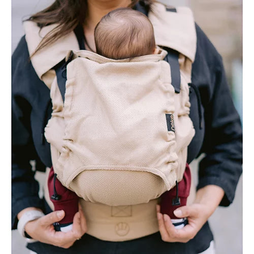 Detalhe do sistema de ajuste de largura do painel da mochila Neko, com fechos visíveis para garantir o suporte ergonómico joelho a joelho.