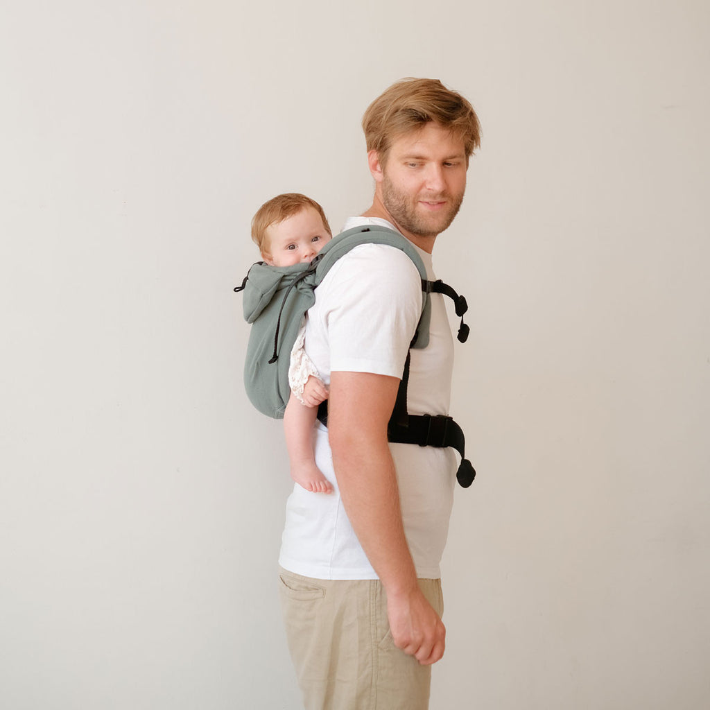 Pormenor das fivelas ajustáveis e do sistema de suporte lateral da mochila Neobulle BabySize.