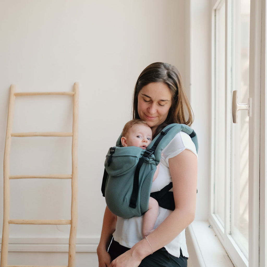 Mochila Neobulle BabySize configurada para o transporte fisiológico seguro de um recém-nascido.