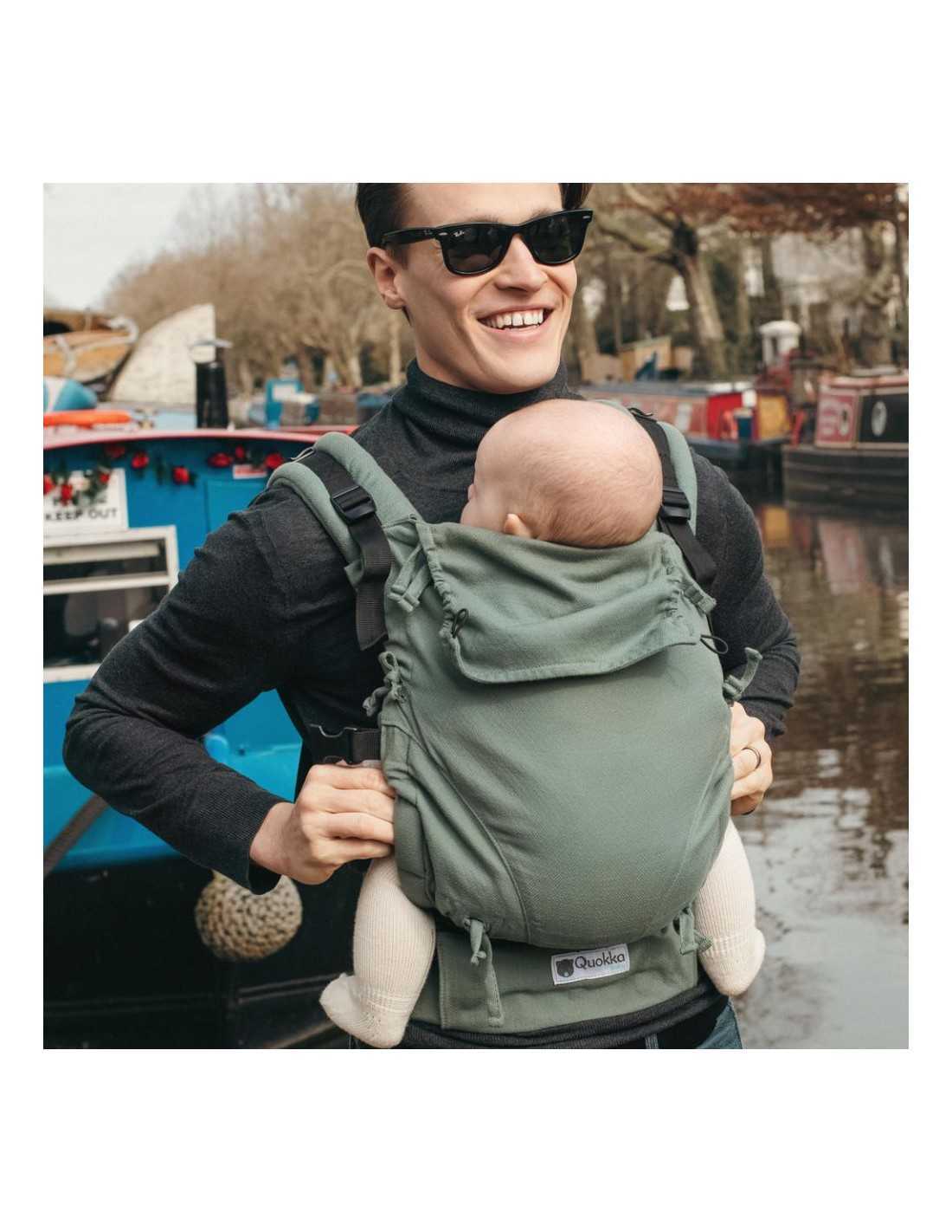 Homem a carregar um bebé nas costas com a Mochila Quokkababy E Carrier.