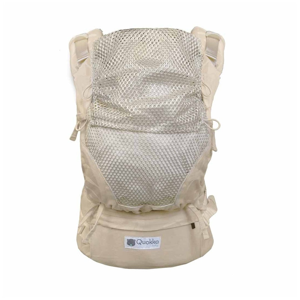 Vista frontal da Mochila Quokkababy E-Carrier na cor Taupe Leaves, destacando o painel respirável de malha clara para ventilação do bebé.