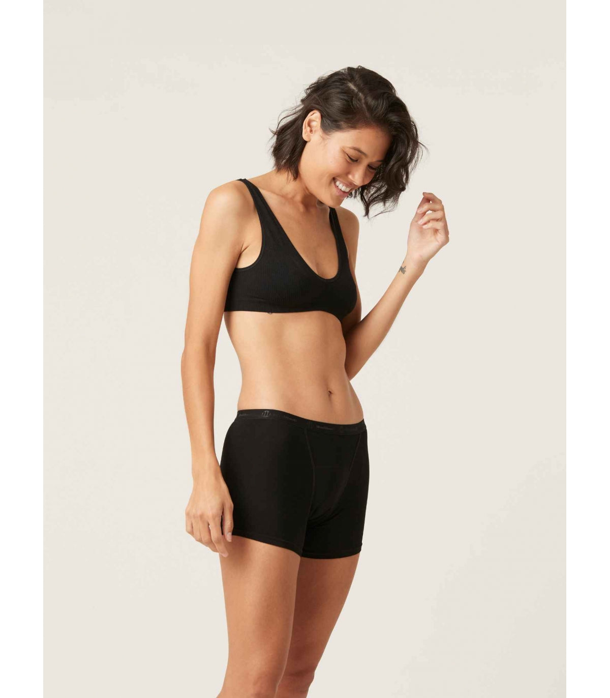 Modelo usando as Modibodi Boxer Menstrual Abundante/Noite, mostrando o ajuste confortável e discreto. Ideal para uso diário ou noturno.