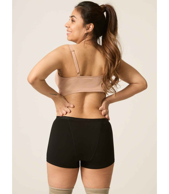 Modibodi Boxer Menstrual Abundante/Noite vista por trás, mostrando o design e a cobertura total. Ideal para fluxo intenso ou uso noturno.
