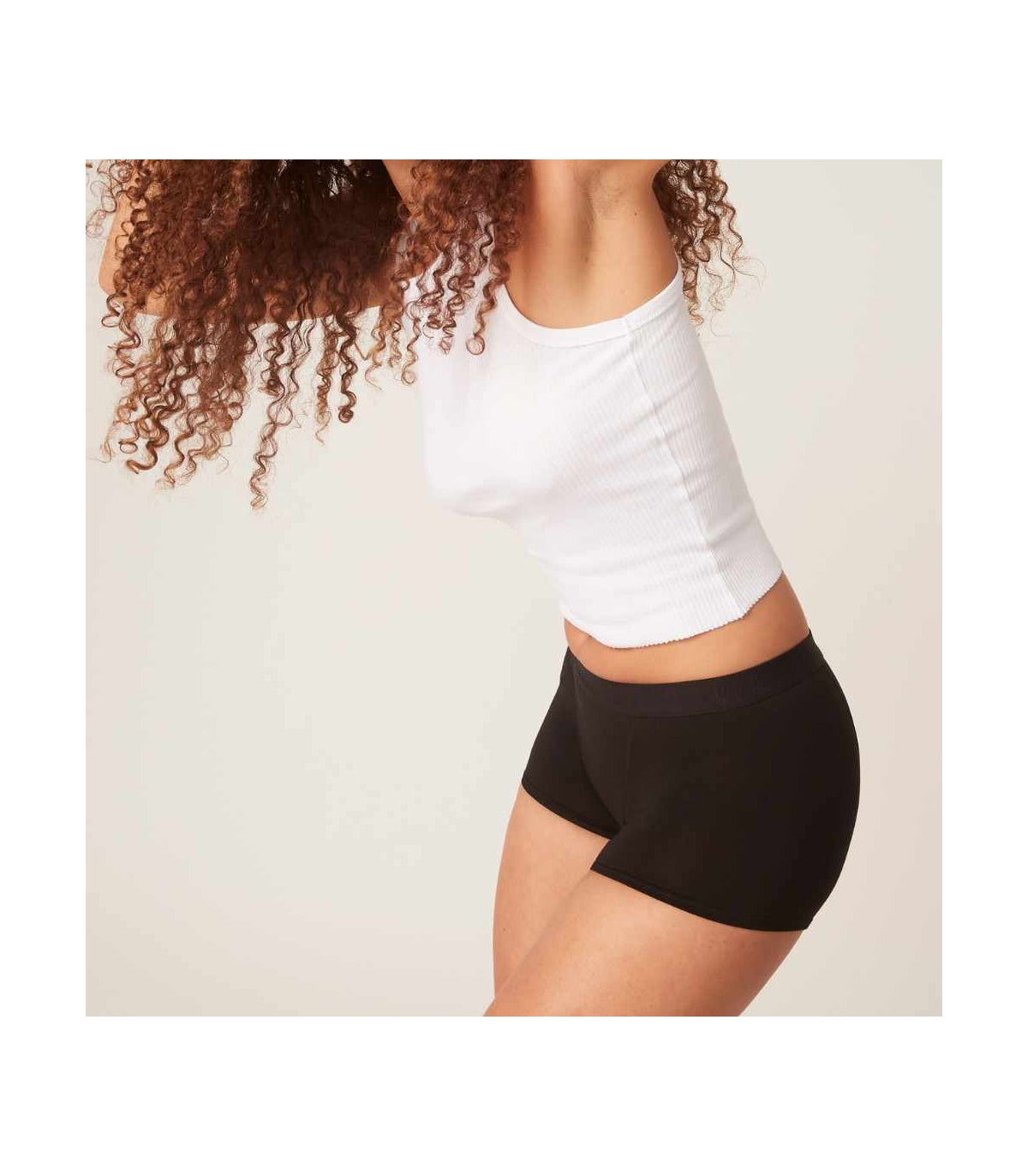 Mulheres usando a boxer menstrual Modibodi, mostrando o ajuste confortável e discreto da peça.