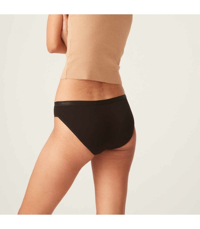 Modibodi Cueca Menstrual Clássica preta, vista traseira, destacando o reforço na cintura para proteção extra contra vazamentos.