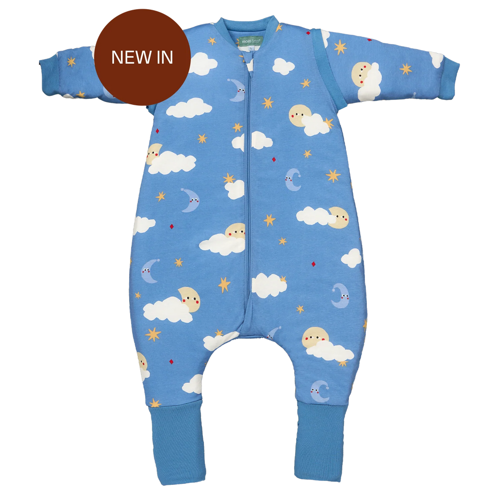 Saco de dormir MolisandCo TOG 1.0 azul com mangas e pés, padrão "Good Night" de nuvens e estrelas. Destaque "NEW IN".