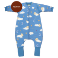 Saco de dormir MolisandCo TOG 1.0 azul com mangas e pés, padrão "Good Night" de nuvens e estrelas. Destaque "NEW IN".